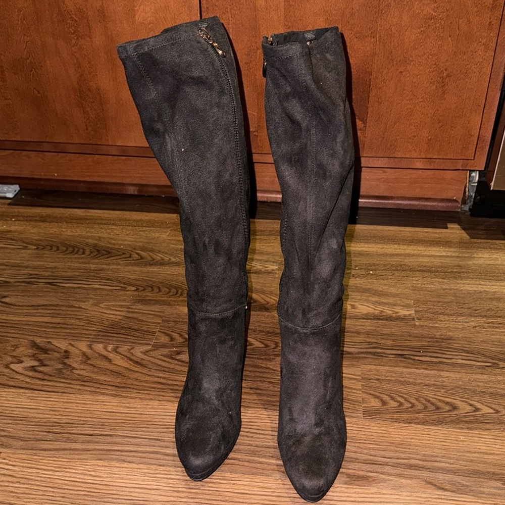 Tahari Suede boots